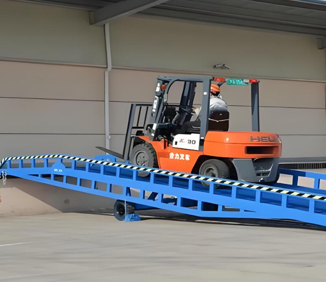 尖峰镇移动式卸货平台（叉车用）